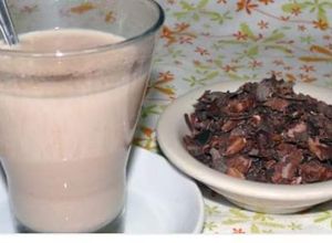 Una foto de Chocolate caliente con cascarilla no vegan (🥤) 🥄🍶