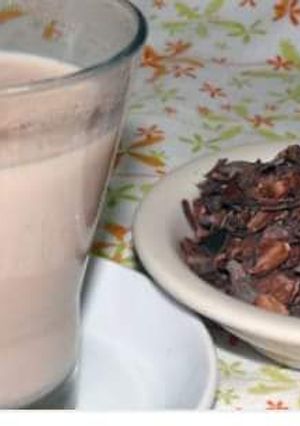 Una foto de Chocolate caliente con cascarilla no vegan (🥤) 🥄🍶