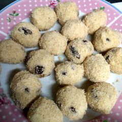 A picture of Rava laddoo.