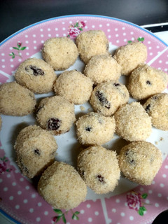 A picture of Rava laddoo.