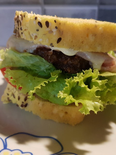 Una foto de Hamburguesa completa al pan sin gluten 100% casero