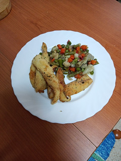 Una foto de Rabas de merluza con menestra de verduras