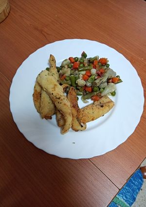 Una foto de Rabas de merluza con menestra de verduras