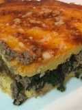 Pastel de polenta relleno de carne y espinacas