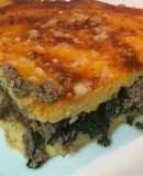 Pastel de polenta relleno de carne y espinacas