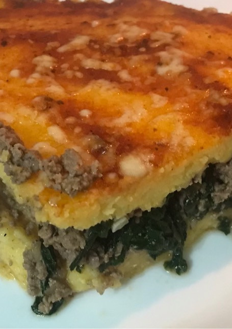 Una foto de Pastel de polenta relleno de carne y espinacas