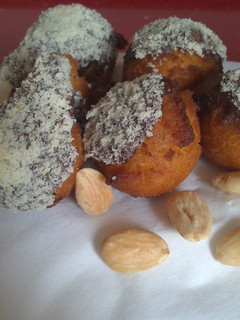 Una foto de Buñuelos de yogur de fresa y chocolate