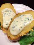 Papa al plomo con dip de queso y ciboulette