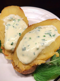 Una foto de Papa al plomo con dip de queso y ciboulette