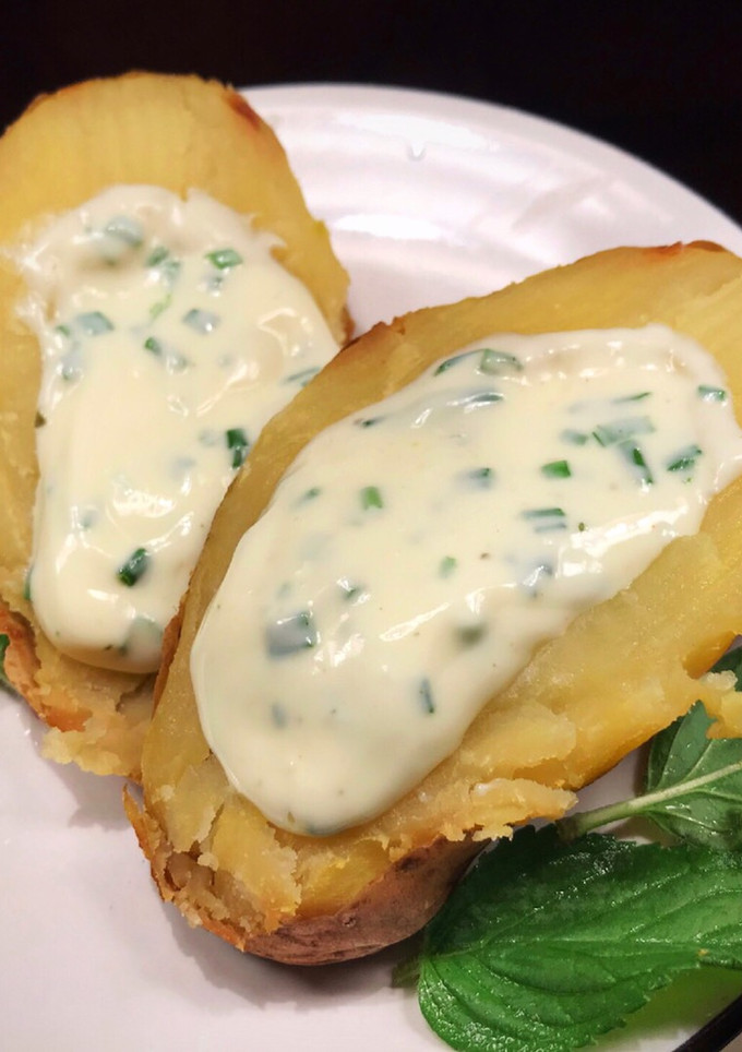 Una foto de Papa al plomo con dip de queso y ciboulette