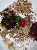 Ensalada de frutas secas con yogurt griego