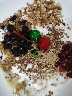 Una foto de Ensalada de frutas secas con yogurt griego