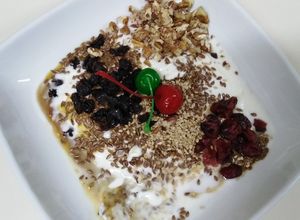 Una foto de Ensalada de frutas secas con yogurt griego