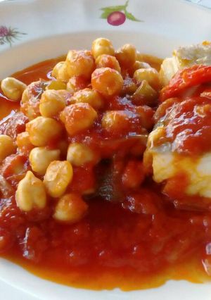 Una foto de Bacalao con tomate y garbanzos
