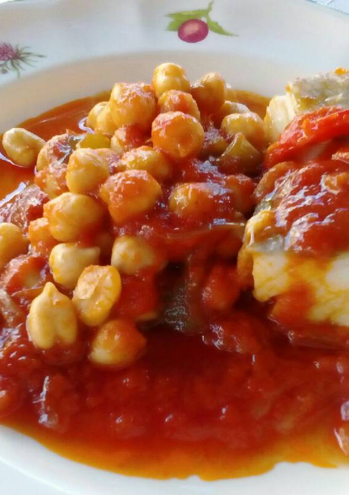 Una foto de Bacalao con tomate y garbanzos