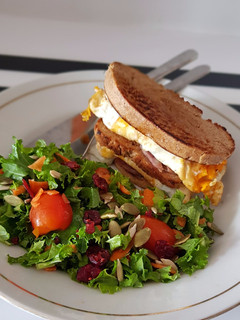 Foto resep Egg bacon sandwich with Kale salad