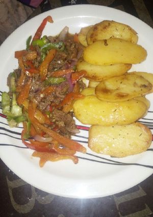 A picture of Potatoes With shredded beef sauce.