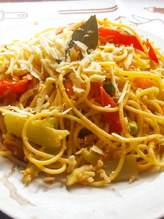 Una foto de Tallarín con coliflor y más verduras