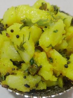 बटाट्याची भाजी (लसूण कांदा विरहित) (batatyachi bhaji recipe in marathi) रेसिपी चे मुख्य फोटो