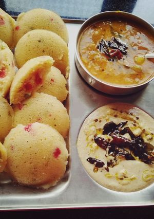 रवा(सूजी) वेज मसाला इडली (Rava /suji veg masala idli recipe in Hindi) रेसिपी मुख्य फोटो