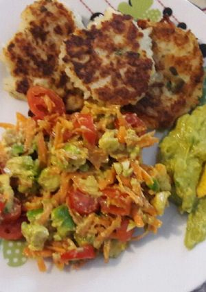 Una foto de Bocaditos de arroz con ensalada y palta. 😋