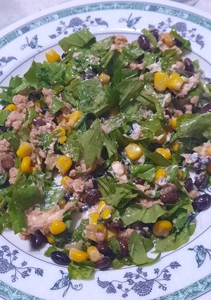 Una foto de Choclo, rúcula, atún (ensalada)