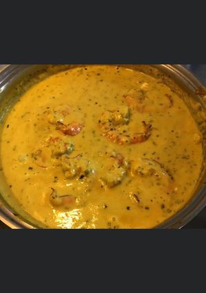Une photo de Gambas géantes tigrées au curry crème de gingembre et citron