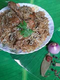 हैद्राबादी चिकन दम बिर्याणी (chicken dum biryani recipe in marathi) रेसिपी चे मुख्य फोटो 