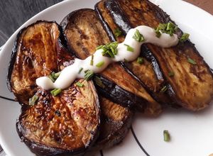 Una foto de Berenjenas salteadas con ajo y salsa soya🤔😋😊