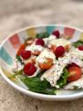 Ensalada de espinacas con pollo, frambuesas y salsa de yogur
