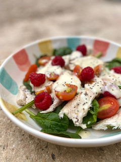 Una foto de Ensalada de espinacas con pollo, frambuesas y salsa de yogur