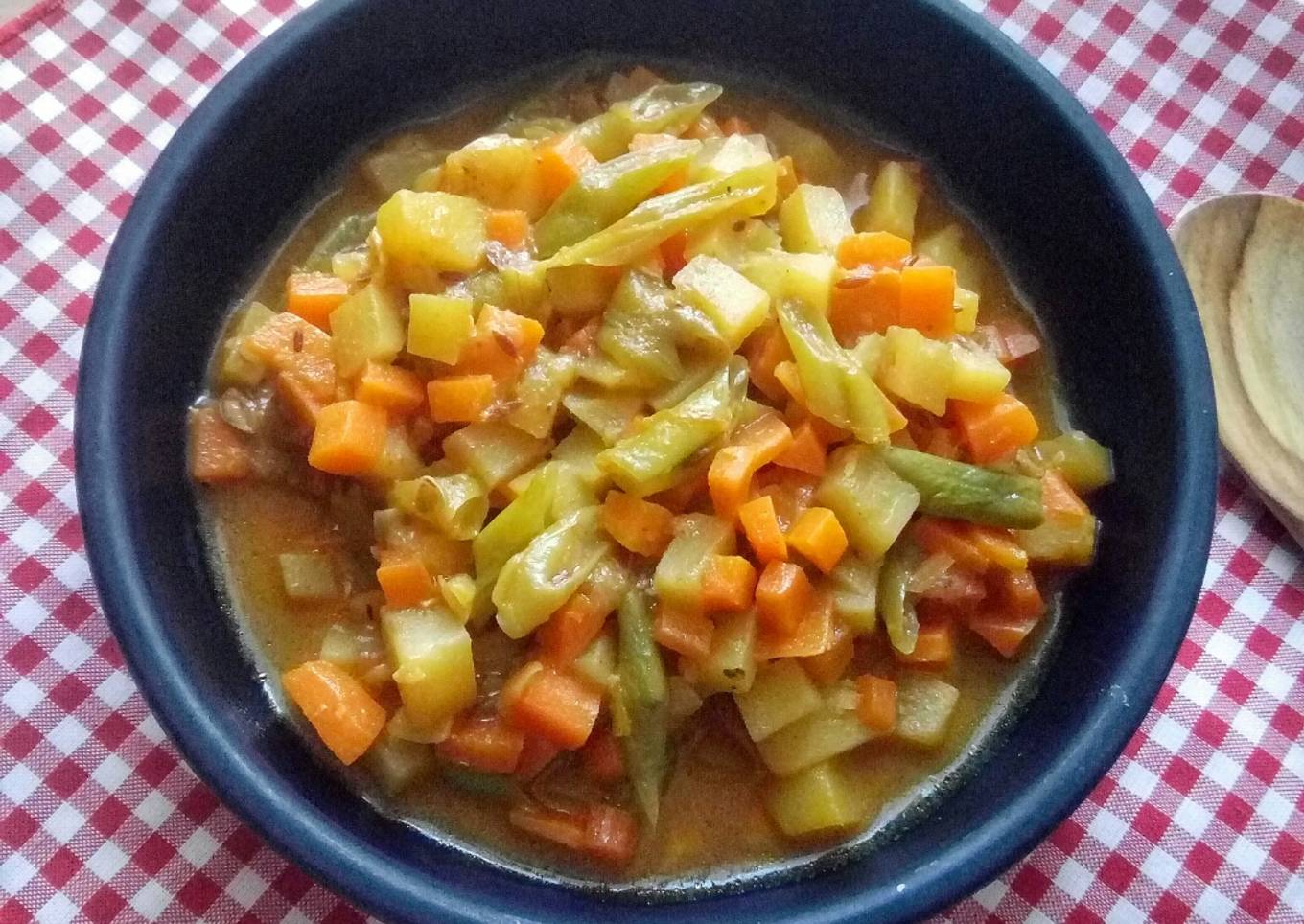 Langkah Mudah untuk Menyiapkan Vegetable Curry (Indian Food) Anti Gagal