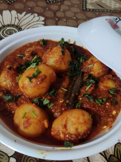 દમ આલુ (Dum Alu Recipe In Gujarati) રેસીપી મુખ્ય ફોટો