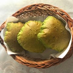 A picture of Palak, Methi & Curry Leaves puri (Green Puri).