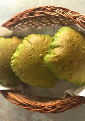 A picture of Palak, Methi & Curry Leaves puri (Green Puri).