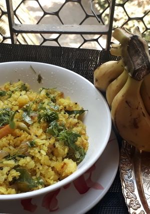 A picture of Kaanda Batata Poha (onion/potato poha).