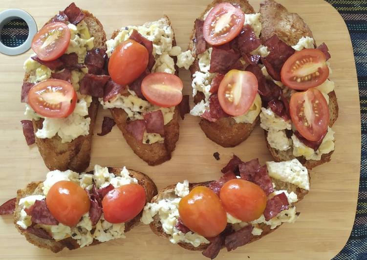 7 Resep: Toasted Baguette with Scrambled Eggs and Smoked Beef Kekinian
