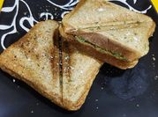 Una foto de pesto sandwich
