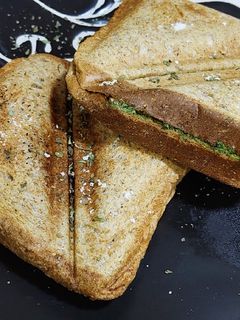 Una foto de Selladito Fácil de Pan Integral con Salsa Pesto y Jamón 🌟