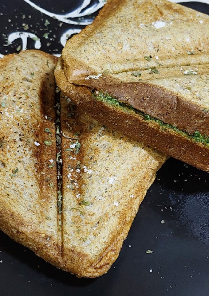 Una foto de Selladito Fácil de Pan Integral con Salsa Pesto y Jamón 🌟