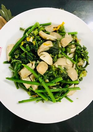 Hình của món Đọt mướp hương xào nấm rơm.