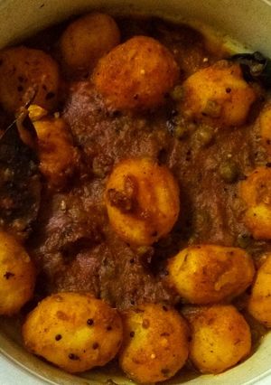 A picture of Dum aloo.