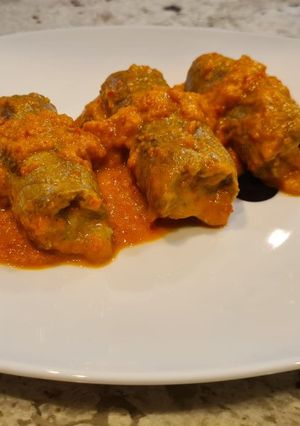Foto principal de Rollito de ternera relleno de jamón y queso en salsa de pimentón