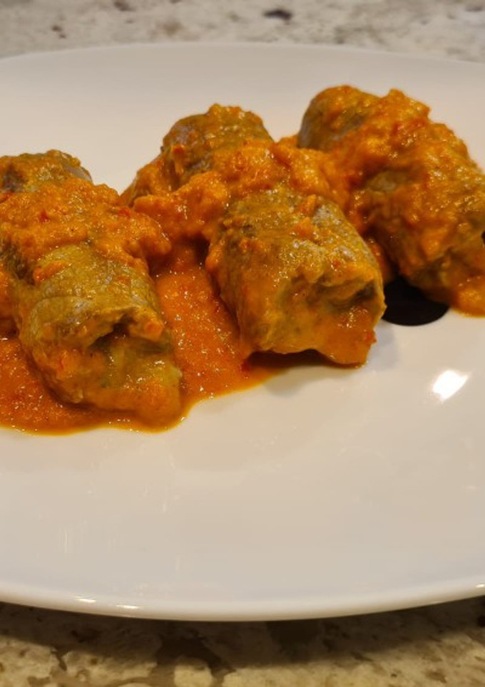 Una foto de Rollito de ternera relleno de jamón y queso en salsa de pimentón
