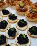 Canapés Variados 1 (Canapés de caviar con mantequilla / Tartaletas de atún con tomate)