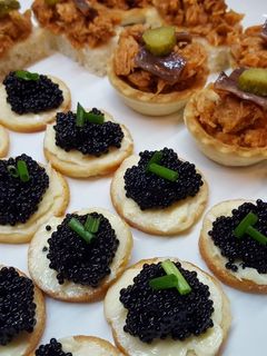 Una foto de Canapés Variados 1 (Canapés de caviar con mantequilla / Tartaletas de atún con tomate)