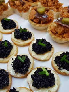 Una foto de Canapés Variados 1 (Canapés de caviar con mantequilla / Tartaletas de atún con tomate)