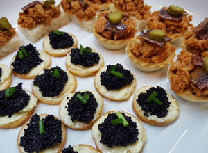 Una foto de Canapés Variados 1 (Canapés de caviar con mantequilla / Tartaletas de atún con tomate)