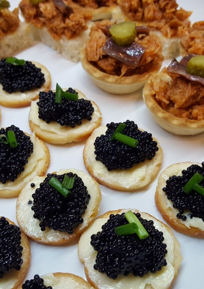 Una foto de Canapés Variados 1 (Canapés de caviar con mantequilla / Tartaletas de atún con tomate)