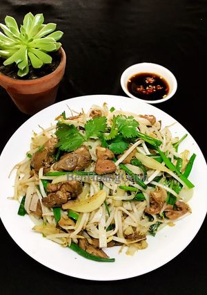Hình của món Hủ Tiếu Xào Lòng Gà.